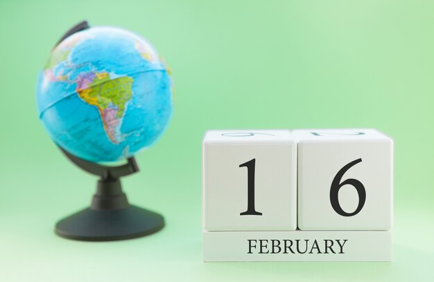 Cubo de madeira planejador com números, 16 dias do mês de fevereiro, inverno