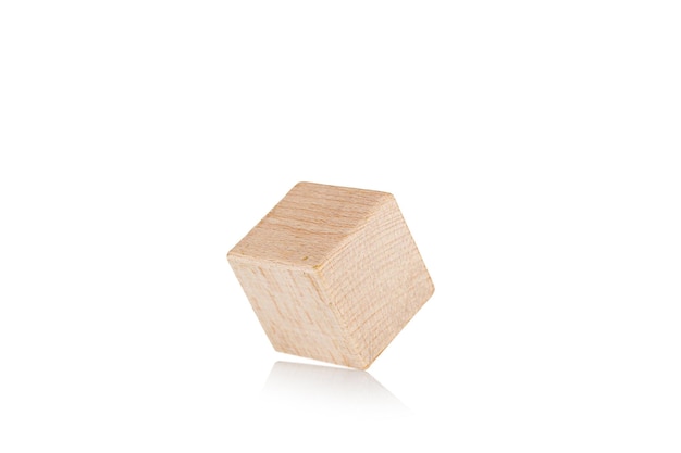 cubo de madeira um 1 peças em fundo branco isolado de perto