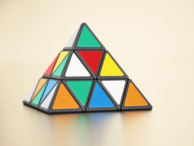 Cubo de quebra-cabeça em forma de pirâmide com formas triangulares coloridas em pé sobre fundo amarelo