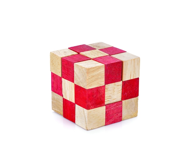 Cubo de Rubik de madeira isolado no fundo branco.