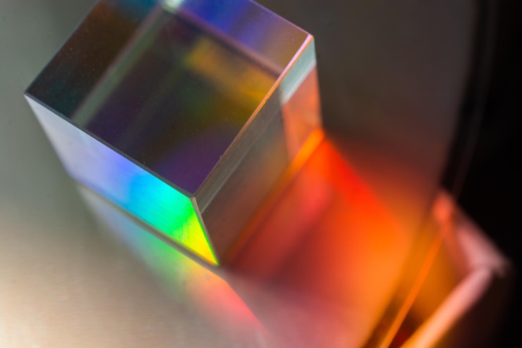 Foto cubo de vidro óptico dispersão de luz espectro física óptica raio