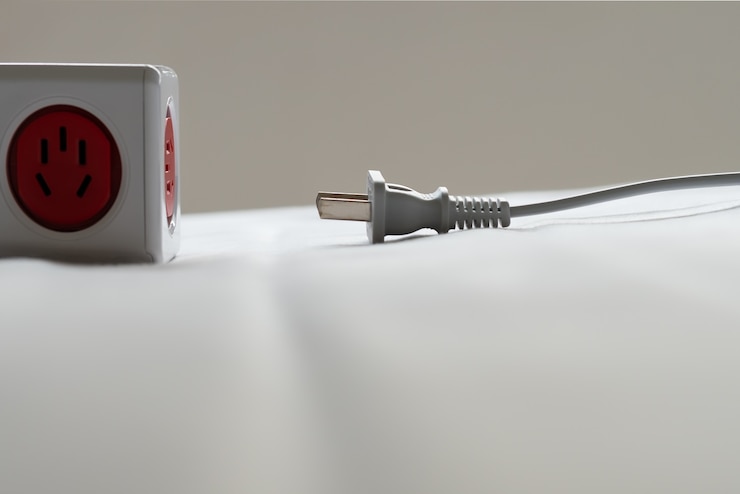Foto el cubo de energía eléctrica de zócalo y enchufe ahorra energía y reduce el concepto de eficiencia energética
