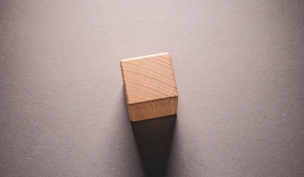 Cubo de formas geométricas de madera sobre un fondo de papel, esto puede usar para pasar sus palabras