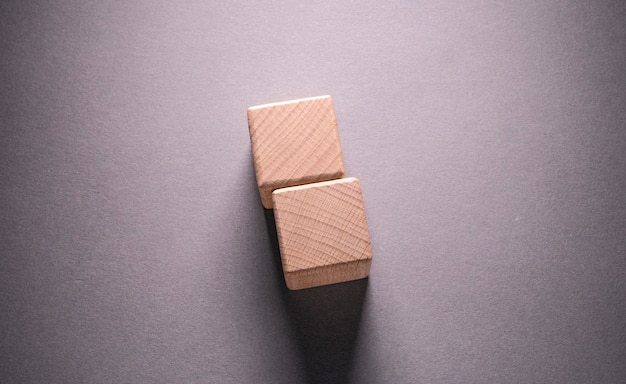 Cubo de formas geométricas de madera sobre un fondo de papel, esto puede usar para pasar sus palabras