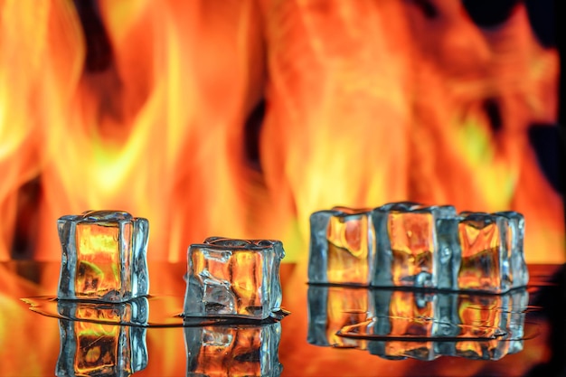 Cubo de hielo ardiente Imagen conceptual de la dinámica del fuego y el hielo que simboliza el calor y el frío