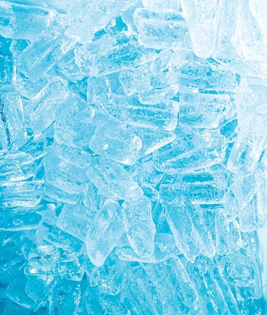 Un cubo de hielo azul con la palabra hielo en él
