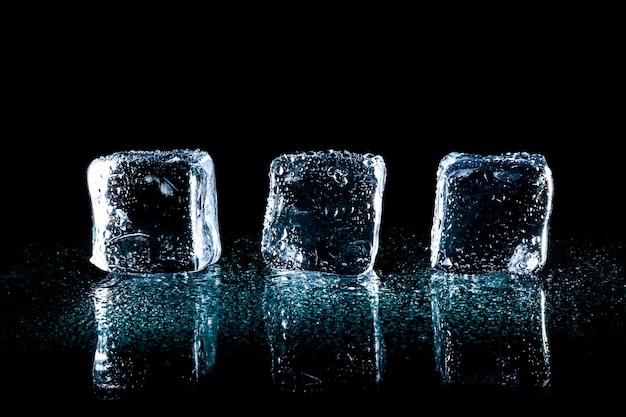 Cubo de hielo y gota de agua