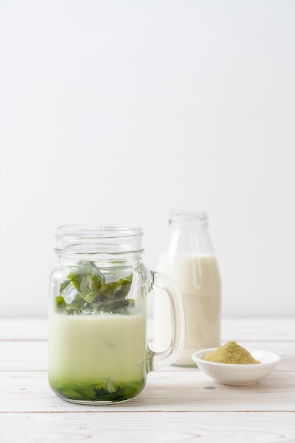 cubo de hielo matcha té verde con leche