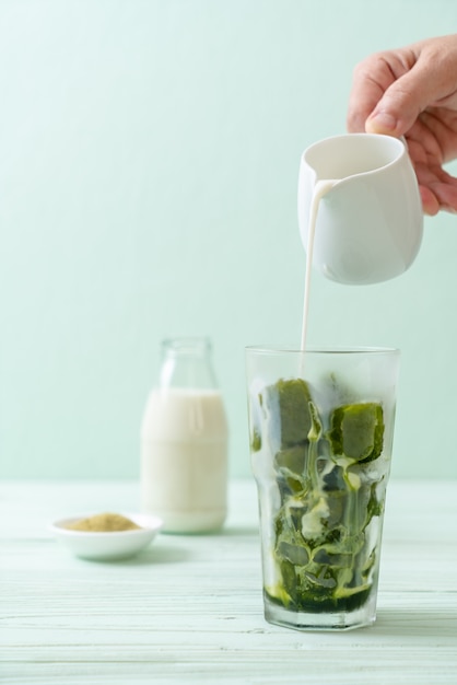 cubo de hielo matcha té verde con leche