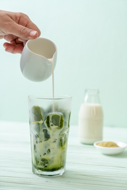 cubo de hielo matcha té verde con leche