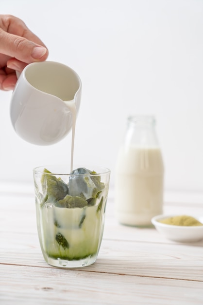 cubo de hielo matcha té verde con leche