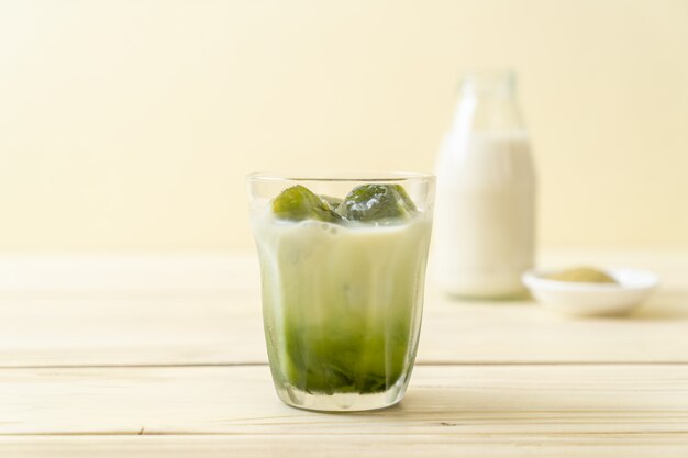 cubo de hielo matcha té verde con leche