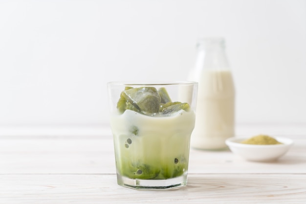 cubo de hielo matcha té verde con leche