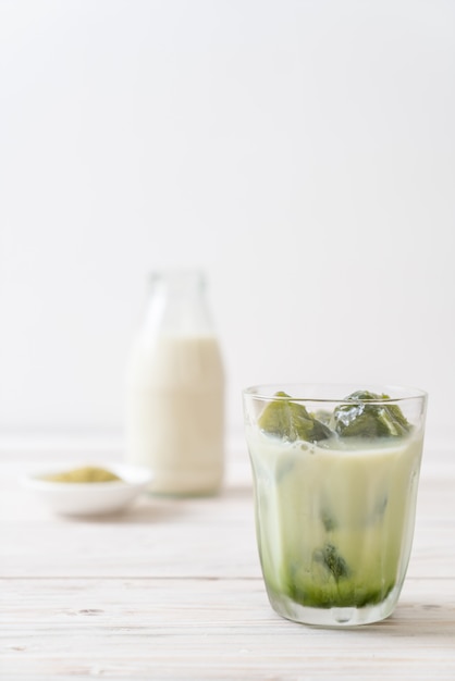 cubo de hielo matcha té verde con leche