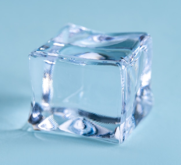 Cubo de hielo de plástico, primer plano