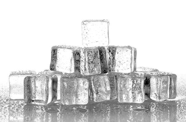 cubo de hielo sobre fondo blanco