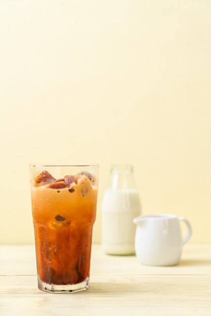 Cubo de hielo de té tailandés con leche