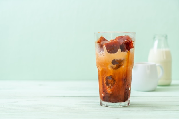 Cubo de hielo de té tailandés con leche