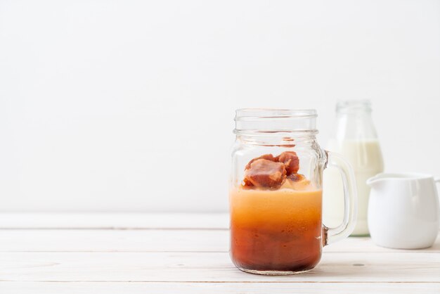 Cubo de hielo de té tailandés con leche