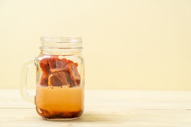 Cubo de hielo de té tailandés con leche