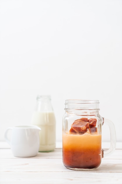 Cubo de hielo de té tailandés con leche