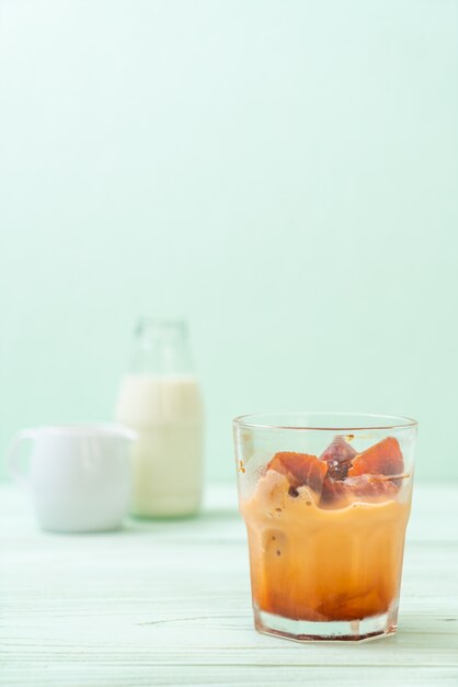 Cubo de hielo de té tailandés con leche