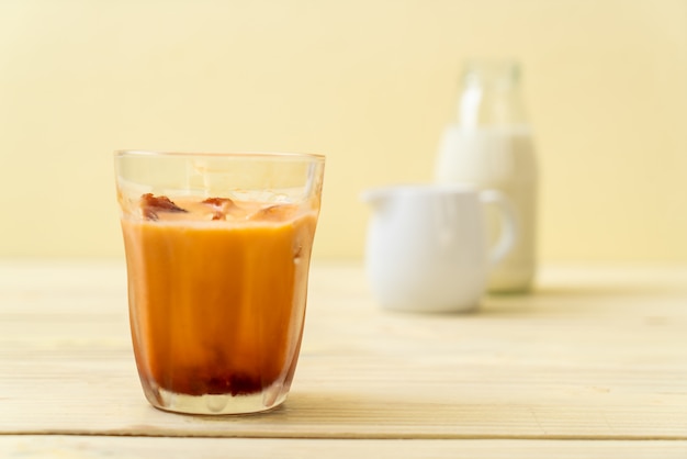 Cubo de hielo de té tailandés con leche