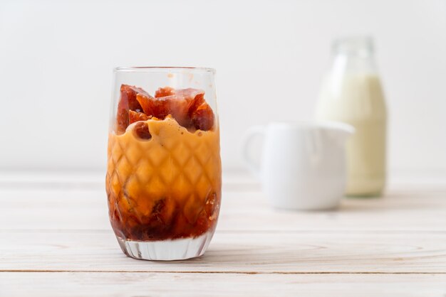 Cubo de hielo de té tailandés con leche