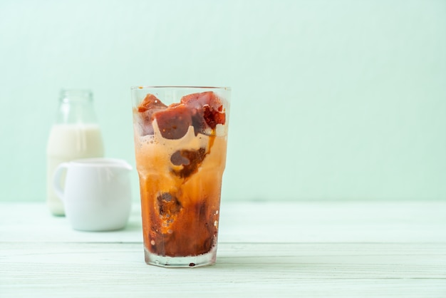 Cubo de hielo de té tailandés con leche