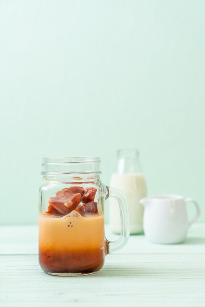 Cubo de hielo de té tailandés con leche