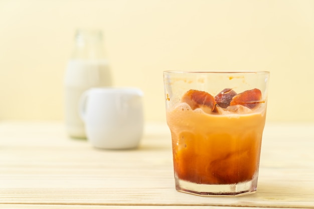 Cubo de hielo de té tailandés con leche