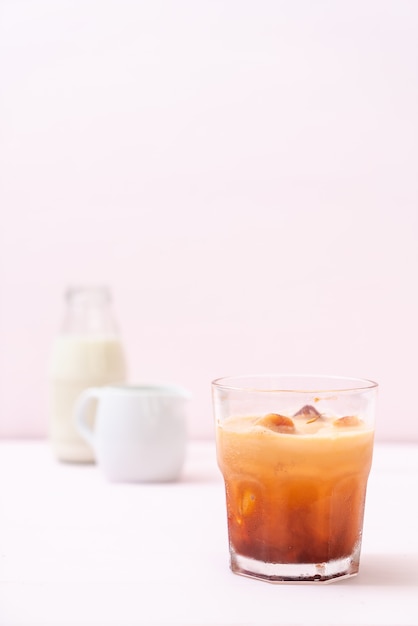 Cubo de hielo de té tailandés con leche