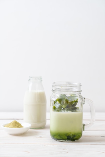 cubo de hielo de té verde matcha con leche