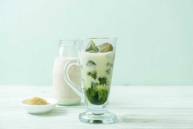 cubo de hielo de té verde matcha con leche