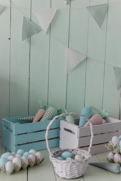 Cubo con huevos pintados para el fondo de la canasta de Pascua para las vacaciones