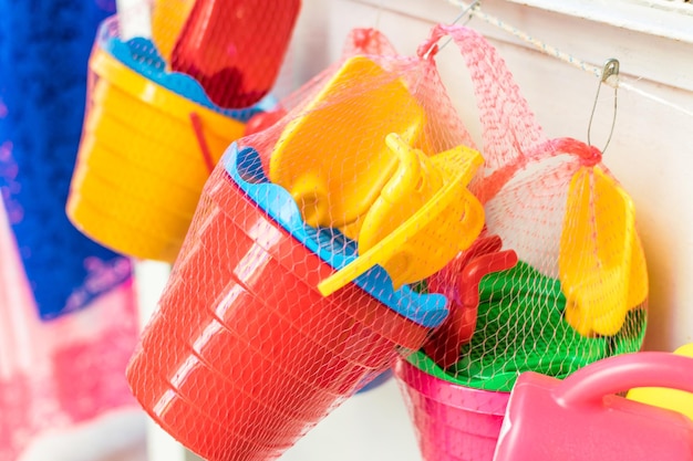 Cubo infantil y pala para jugar en la arena