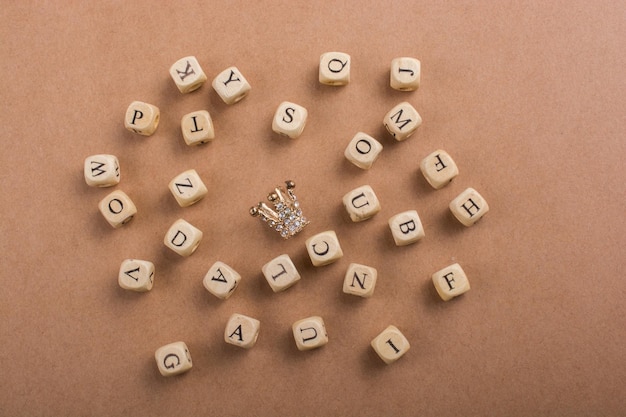 Cubo de letras hecho de madera alrededor de la corona