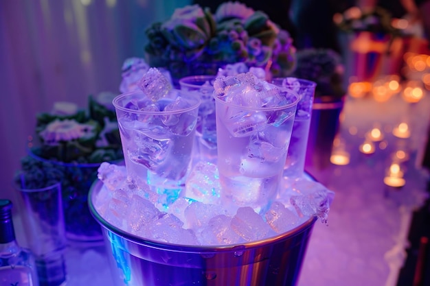Un cubo lleno de hielo en la mesa