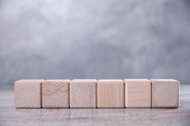 Un cubo de madera en blanco sobre la mesa.