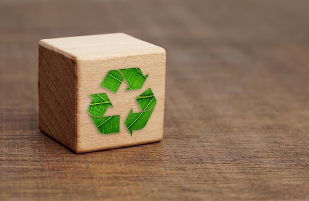 Cubo de madera con icono de reciclaje y verde industrial. Concepto de negocio y desarrollo ecológico