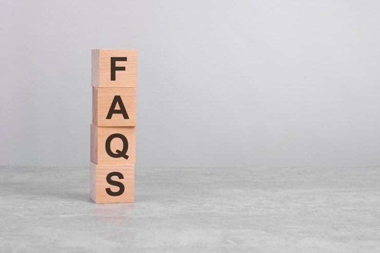 Foto cubo de madera sobre una superficie de hormigón con espacio de copia de preguntas frecuentes de texto a la derecha para el diseño de fondo gris