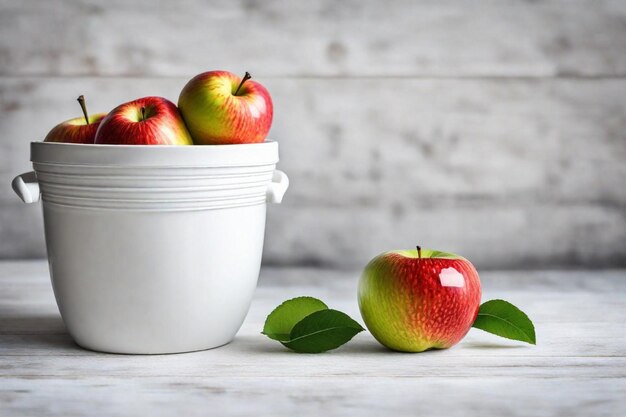 un cubo de manzanas se sienta al lado de un cubo blanco con una hoja verde