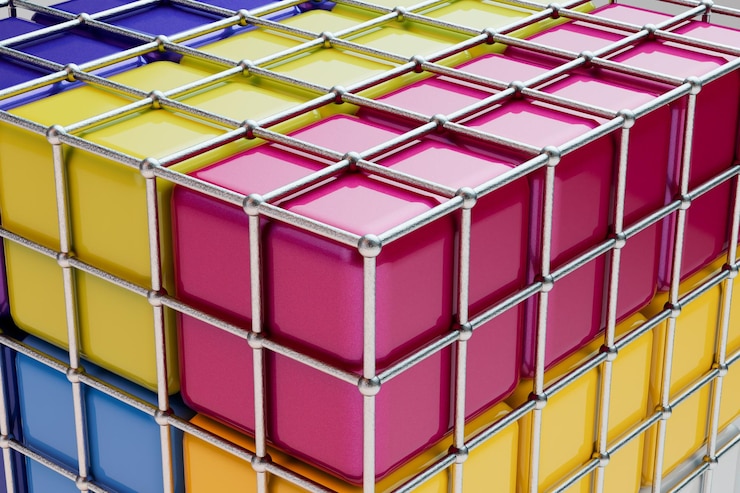 Foto cubo multicolor en una jaula de hierro.