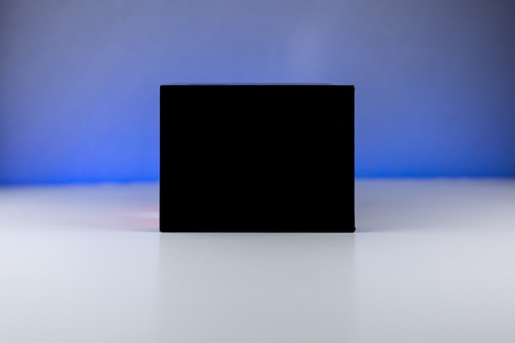 Foto cubo negro sobre un fondo azul