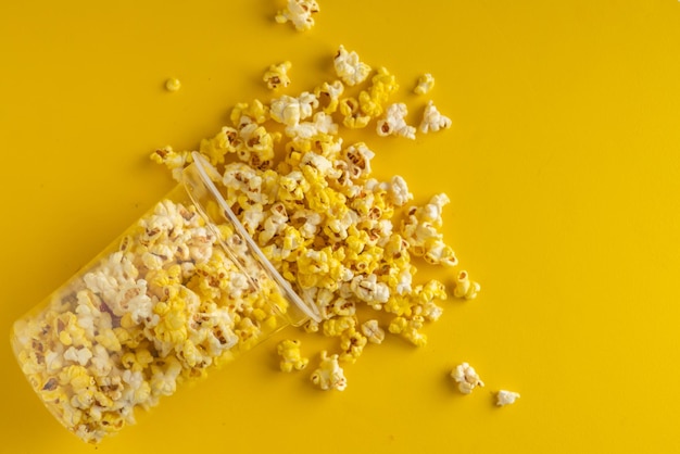 Cubo de palomitas de maíz para ver películas de cine con fondo de color