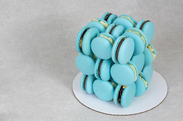 Cubo de pastel creativo de pastel de macaron azul almendra inusual para vacaciones