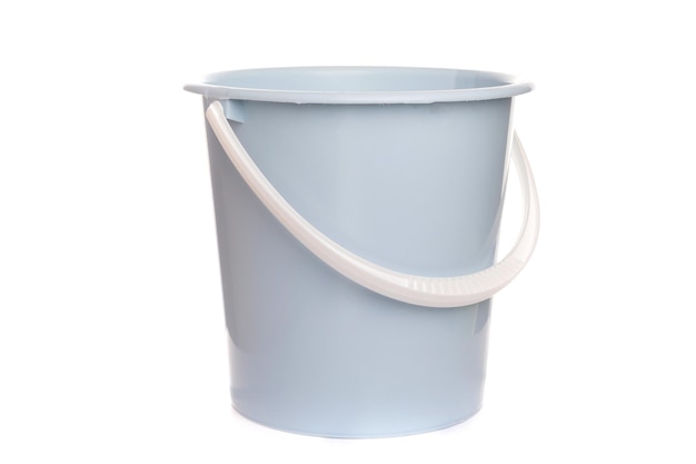 Cubo de plástico azul claro con un mango blanco sobre un fondo blanco.