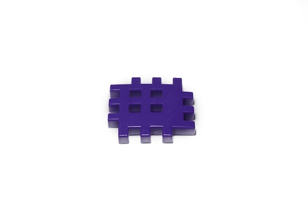 Foto un cubo de plástico púrpura un bloque cuadrado de lego juego de bloques de construcción entrelazados para niños
