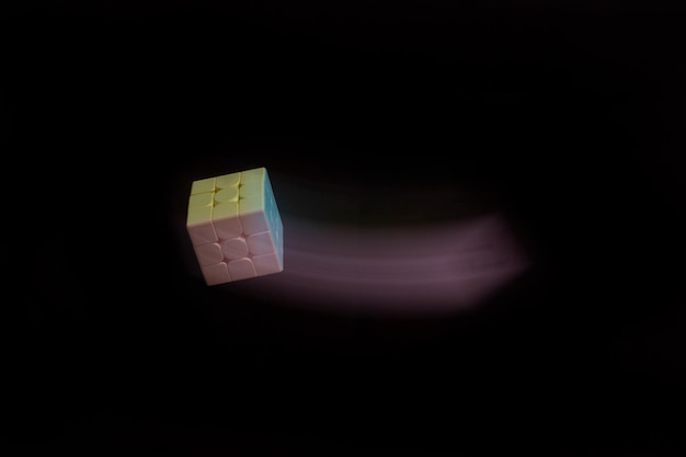 Cubo de Rubik con sombra de color - foto conceptual