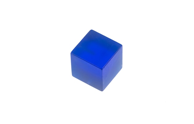 cubo transparente azul aislado sobre fondo blanco
